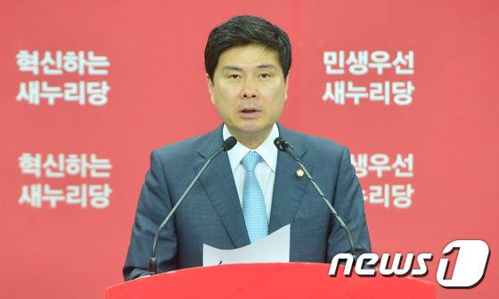 지상욱 새누리당 대변인이 28일 오전 서울 여의도 당사에서 혁신비상대책위원회 회의결과를 발표하고 있다. 지 대변인은