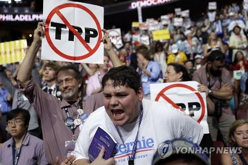 지난 25일(현지시간) 민주당 전당대회장 안에서 'TPP 반대' 주장을 하는 버니 샌더스 지지자들 (AP=연합뉴스)