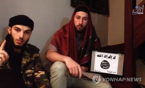 IS가 공개한 영상 속 프랑스 성당 테러범 케르미슈(왼쪽)와 프티장(오른쪽) [AFP=연합뉴스]
