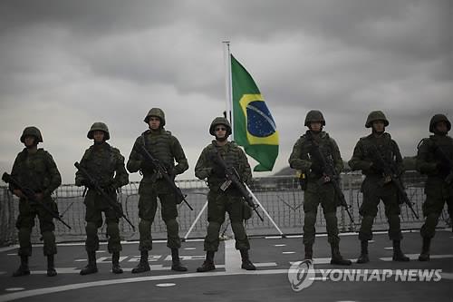 리우올림픽을 앞두고 브라질 해병대가 테러공격에 대비한 훈련을 하고 있다. [AP=연합뉴스]