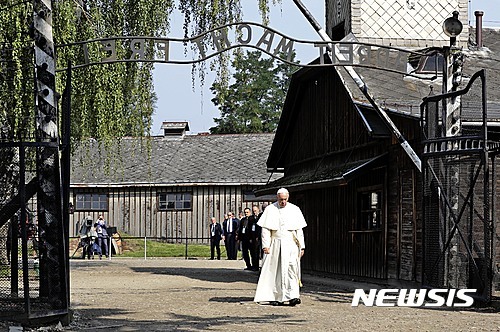 【오시비엥침=AP/뉴시스】프란치스코 교황이 29일(현지시간) 폴란드 오시비엥침에 있는 아우슈비츠-비르케나우(폴란드어로 오시비엥침-브제진카) 나치 유대인수용소에 홀로 걸어들어가고 있다. 프란치스코 교황은 이 곳을 방문한 세번째 교황이다. 2016.07.29