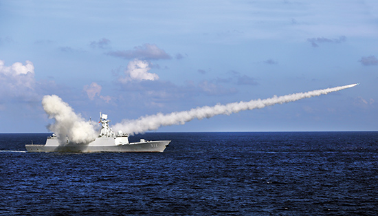 ⓒXinhua : 7월8일 중국 해군의 구축함 윤청호가 하이난 도와 시사군도 사이에서 미사일 발사 훈련을 하고 있다.