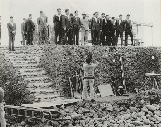 ⓒ연합뉴스 : 1973년 경주의 천마총 발굴 현장을 찾아 상황 보고를 받고 있는 박정희 당시 대통령(가운데, 주머니에 손 넣은 사람).
