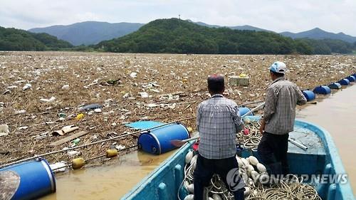 장마 쓰레기로 뒤덮인 대청호 [연합뉴스 자료사진]
