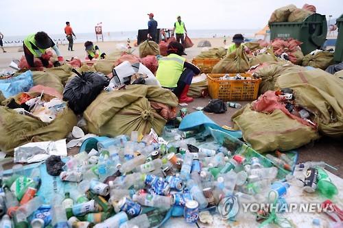 해운대해수욕장 '쓰레기와 전쟁' [연합뉴스 DB]