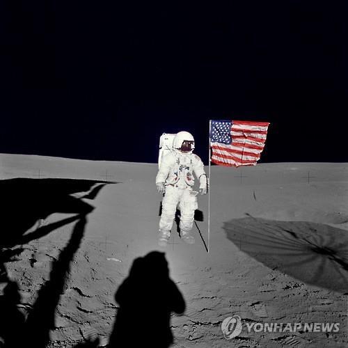 달 탐사선 아폴로 14호를 타고 달 표면에 선 에드거 미첼 [AFP=연합뉴스 자료 사진]
