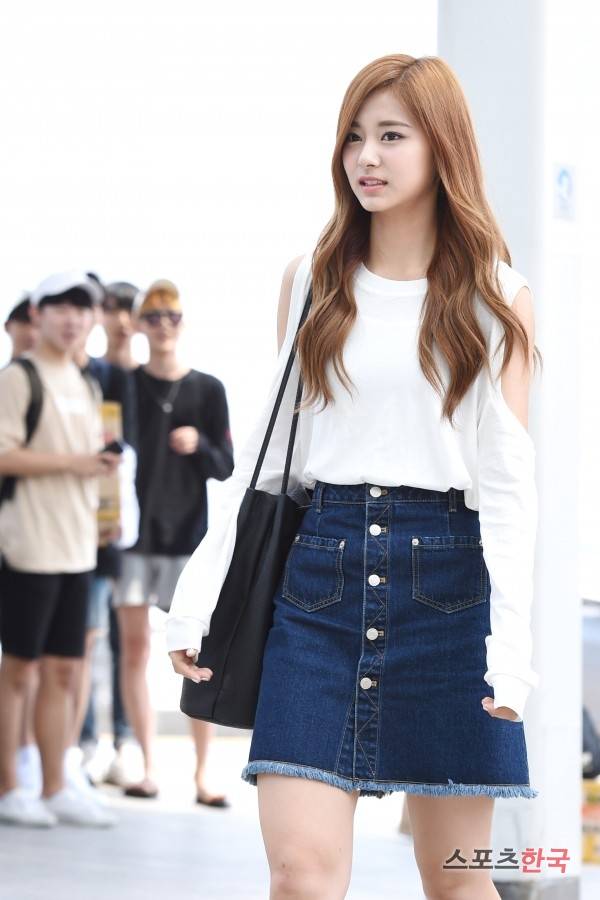 인천국제공항을 통해 미국LA로 출국하고 있는 트와이스 쯔위. 사진=장동규 기자 jk31@hankooki.com