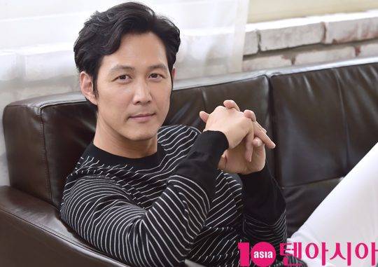 배우 이정재가 서울 종로구 삼청동의 한 카페에서 텐아시아와 가진 영화 ‘인천상륙작전'(이재한 감독) 인터뷰 전 포즈를 취하고 있다. / 사진=조준원 기자 wizard333@