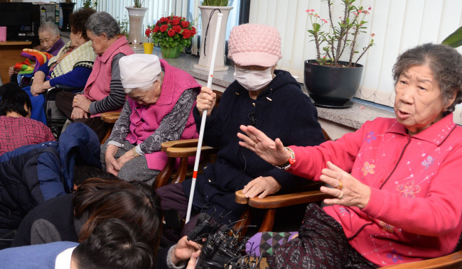 지난해 12월 위안부 할머니들에 대해 10억엔을 출연하는 재단을 설립해 지원하는 내용을 골자로 하는 한일 외교장관 간 합의 이후, 위안부 할머니들이 타결 내용에 반발하는 기자회견을 하고 있다.