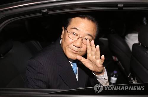 '공천헌금' 박준영 구속영장 '또 기각' (서울=연합뉴스) 김주성 기자 = 수억원대 공천헌금을 받은 혐의로 구속영장이 재청구돼 영장실질심사를 받은 국민의당 박준영 의원이 1일 오후 영장 기각이 결정돼 서울 남부지검에서 나와 지지자들에게 인사하며 귀가하고 있다. 1 utzza@yna.co.kr