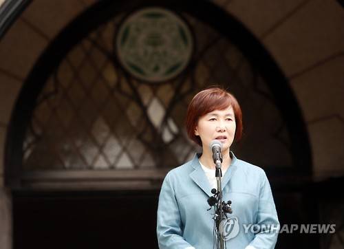 입장 밝히는 최경희 이대 총장 (서울=연합뉴스) 최재구 기자 = 이화여대 최경희 총장이 3일 학생들이 점거농성중인 서울 이화여자대학교 본관 앞에서 미래라이프대학 설립 추진 철회 입장을 밝히고 있다. 이화여대는 일부 재학생과 졸업생의 본관 점거 농성 사태를 불러온 미래라이프대학(평생교육 단과대)을 설립하지 않기로 했다.