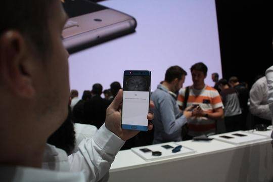 갤럭시노트7 가이드 유저가 홍채인식 사용을 위해 홍채 인식을 초기설정하는 모습. /뉴욕=김범수 기자