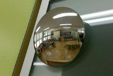 "사각지대 생기면 안 돼"…강원 공립 유치원에 붙여놓은 볼록 거울.