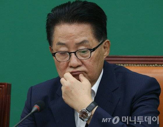 박지원 국민의당 비상대책위원장 겸 원내대표가 5일 서울 여의도 국회에서 열린 비상대책위원-중진의원 연석회의에서 생각에 잠겨 있다. 2016.8.5/뉴스1 <저작권자 © 뉴스1코리아, 무단전재 및 재배포 금지>