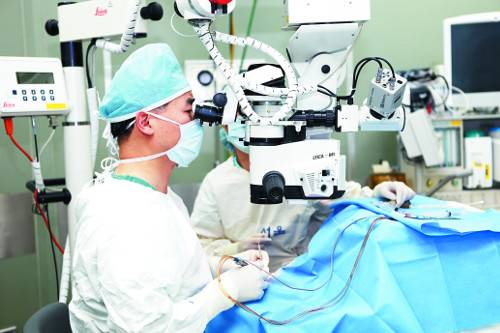 이성진 교수가 망막박리 수술을 집도하는 모습. 순천향대서울병원 제공