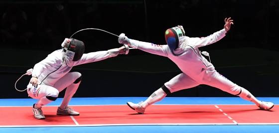 10일 새벽(한국시간)2016 리우데자네이루 올림픽 남자 펜싱 에페에 출전한 박상영 선수(왼쪽)가 세계랭킹 3위 게저 임레와의 결승전에서 대역전극을 마무리 짓는 마지막 점수를 획득하고 있다. / 사진=뉴스1