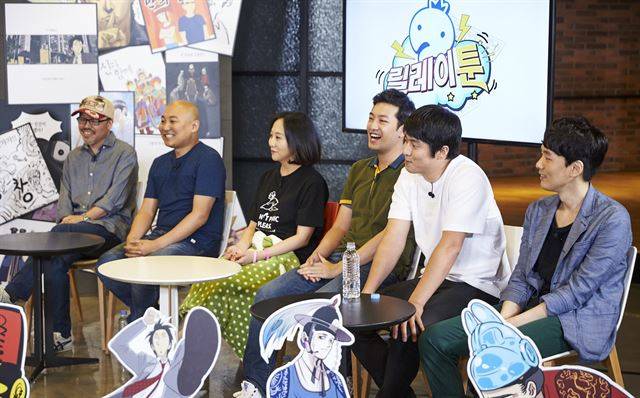 윤태호(왼쪽부터)와 주호민, 무적핑크, 이말년, 기안84, 가스파드가 MBC ‘무한도전’ 릴레이툰에 참여해 웃고 있다. MBC 제공