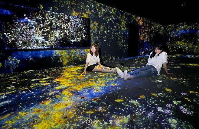 ‘꽃과 사람’은 인간의 동작에 따라 꽃이 피고 지는 공간이다.