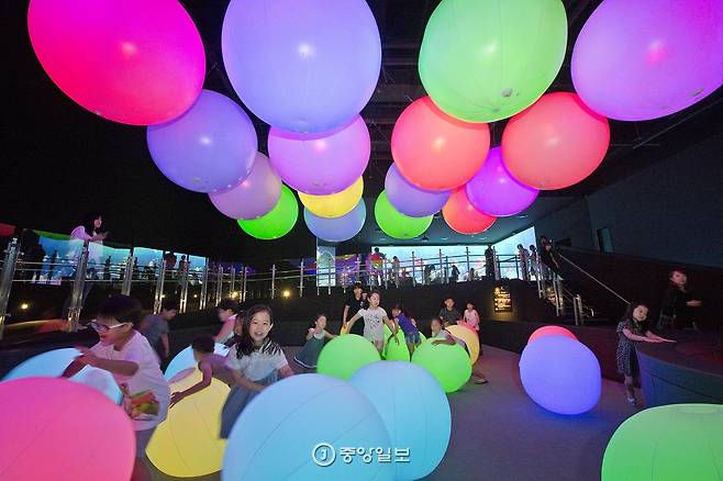 ‘라이트 볼 오케스트라’. 만지는 대로 공 색깔이 변하고 전자음이 흘러나온다.