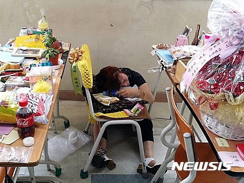 세월호 참사로 희생된 학생의 어머니가 유품정리 중 딸의 의자를 끌어안은채 오열하고 있다. /사진=뉴시스