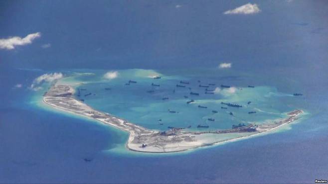 지난 5월 중국이 매립 작업을 진행 중인 남중국해 스카버러 암초를 미국 해군이 항공 촬영한 모습. 미국 해군 자료사진/VOA 갈무리