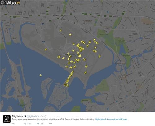 JFK공항 이착륙이 중단돼 대기하는 항공기들[항공정보업체 플라이트레이더24 트위터 캡처]