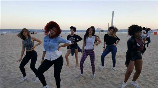 커버 댄스팀 'B5'.