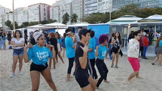 케이팝에 열중하는 브라질 학생들.