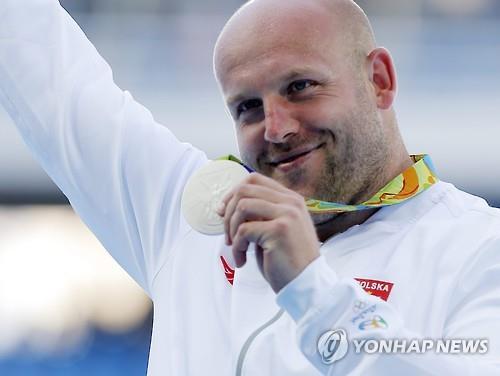 폴란드 육상선수 피오트르 말라초프스키가 14일 리우올림픽 원반던지기에서 은메달을 획득한 뒤 세리머니를 하고 있다. [EPA=연합뉴스]