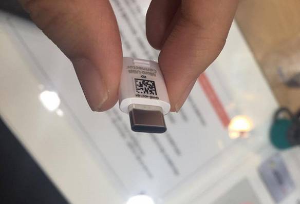 갤럭시노트7과 함께 제공되는 소형 잭. 이를 이용하면 기존 충전기와 갤럭시노트7을 연결할 수 있다. / 이다비 기자