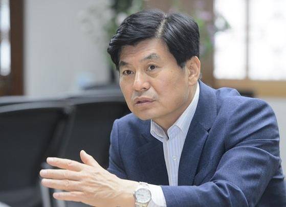 이춘희 시장은 쉬는 날이 거의 없다. 세종시 내에서 열리는 행사 등에 참석하다보면 시간을 쪼개 써야 할 만큼 주말도 평일처럼 바쁘기 때문이다. 그는 공직자는 개인의 삶이 없다고 생각한다. 모든 것이 공적이고 쉬는 것도 다음의 시정 업무를 위한 준비시간이라고 생각한다고 했다. 뼛속까지 공무원이다./사진=세종시청 제공