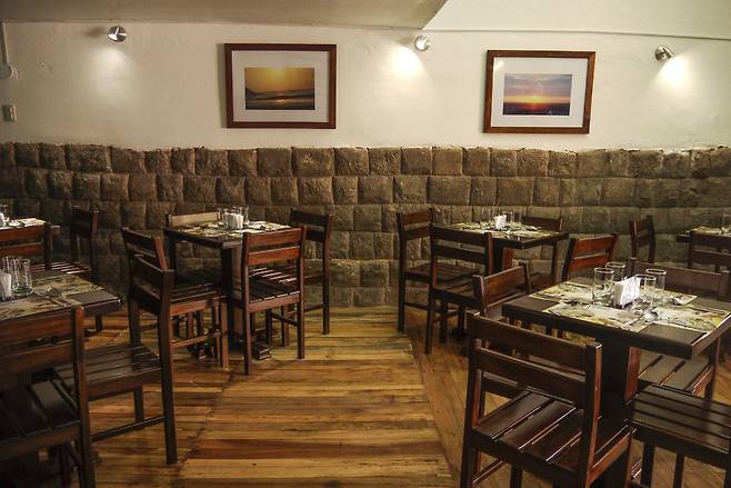 잉카시대의 담벼락 위에 세워진 현대식 식당. 노동효 제공
