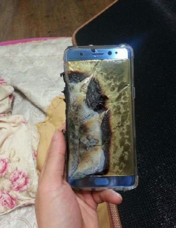 한 온라인 커뮤니티에 올라온 폭발한 갤럭시노트7 사진.