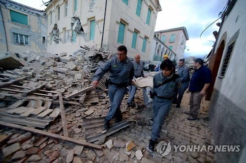 움브리아주 노르차 마을의 지진 피해상황(AFP=연합뉴스)