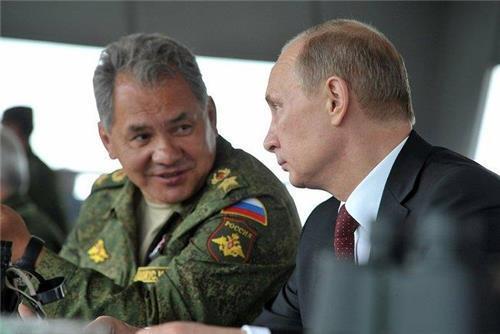 러시아의 세르게이 쇼이구 국방장관(왼쪽)과 블라미디르 푸틴 대통령 [위키피디아 자료]