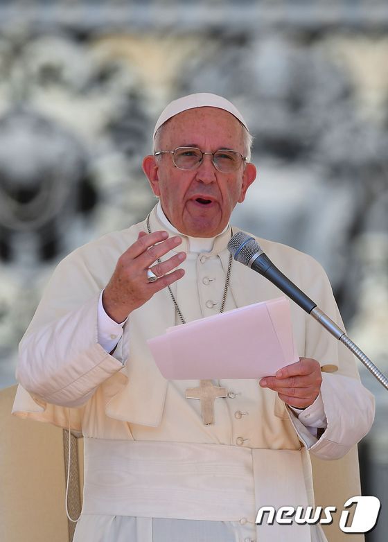 프란치스코 교황이 바티칸 성 베드로 광장에서 24일(현지시간) 이탈리아 지진으로 인한 희생자들에게 애도를 표하고 있다. © AFP=뉴스1