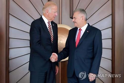 24일 터키를 찾은 조 바이든 미국 부통령(왼쪽)과 비날리 이을드름 터키 총리 [AFP=연합뉴스]