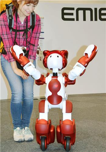 히타치제작소가 6월 개발한 인간형로봇 'EMIEW3'. 인공지능을 사용, 서있는 사람에게 다가가서 길안내도 한다. [교도=연합뉴스 자료사진]