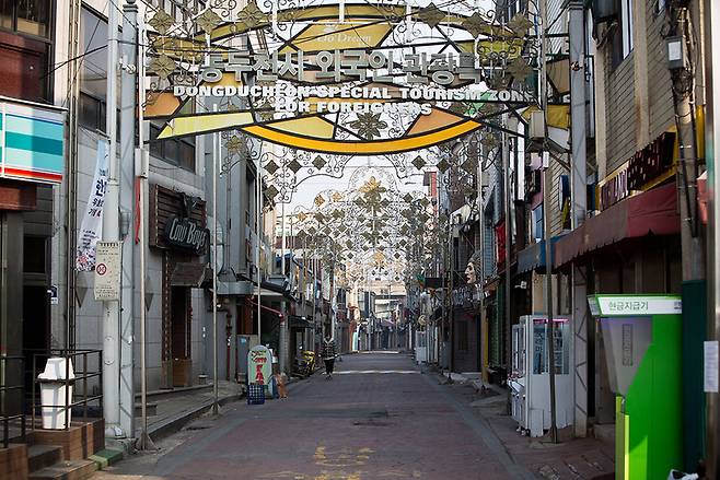 미군을 상대하는 성매매업소가 즐비했던 경기도 동두천시의 보산동. 현재는 '외국인 관광특구'가 됐다.