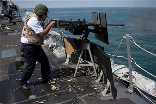 미 해군 함정에 장착된 50구경 기관총 사격 장면[미 국방부 홈페이지서 캡처]