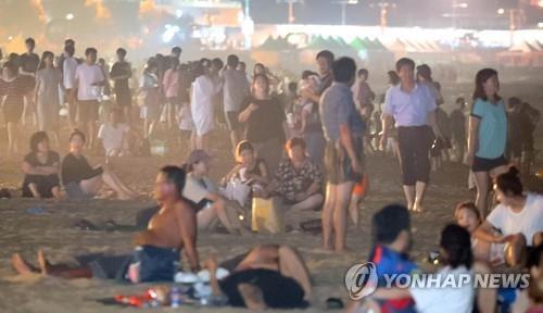 열대야에 부산 해운대로 더위를 식히러 나온 시민들[연합뉴스 자료사진]