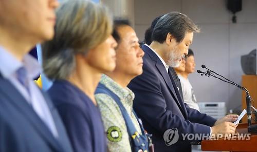 26일 국회에서 김무성 전 대표(마이크앞)가 회견을 하고 있다.