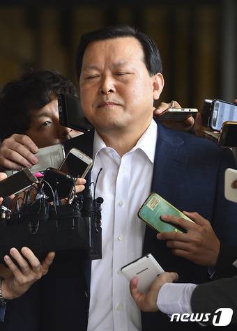 25일 오전 서울 서초구 서울중앙지검으로 출석하는 황각규 롯데그룹 정책본부 운영실장(롯데쇼핑 사장). 2016.8.25/뉴스1 © News1 신웅수 기자