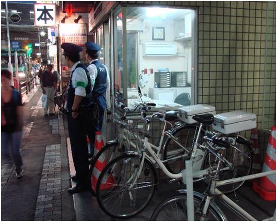 일본 경찰이 전기자전거를 이용해 순찰하는 모습(한국교통연구원의 2010년 답사 사진). 일본도 PAS 방식을 전기자전거로 인정한다.