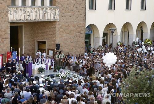 26일(현지시간) 이탈리아 포메치아에서 열린 지진 희생자 장례식[AP=연합뉴스]