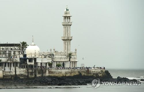 인도 서부 마하라슈트라 주 뭄바이에 있는 이슬람 수피파 사원 하지 알리 다르가[AFP=연합뉴스 자료사진]
