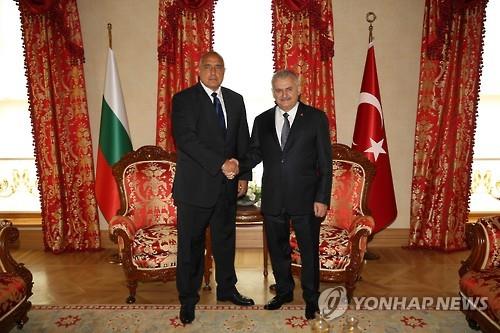 26일 터키 앙카라를 방문한 보이코 보리소프 불가리아 총리(왼쪽)와 비날리 이을드름 총리가 악수를 하고 있다. [AFP=연합뉴스]