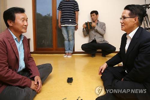 회동하는 박지원-손학규 (강진=연합뉴스) 장아름 기자 = 국민의당 박지원 비상대책위원장 겸 원내대표(오른쪽)와 더불어민주당 손학규 전 상임고문이 27일 오후 전남 강진의 한 식당에서 만나 대화를 나누며 웃고 있다. 박 비대위원장은 손 전 고문과 지난 6일 목포에서 만난 이후 자신의 요청으로 다시 이날 회동하게 됐다고 밝혔다. 2016.8.27 areum@yna.co.kr