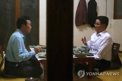 회동하는 박지원-손학규 (강진=연합뉴스) 장아름 기자 = 국민의당 박지원 비상대책위원장 겸 원내대표(오른쪽)가 27일 오후 전남 강진의 한 식당에서 더불어민주당 손학규 전 상임고문과 회동하고 있다. 박 비대위원장과 손 전 고문은 이날 두 시간 가까이 회동을 이어갔다. 2016.8.27 areum@yna.co.kr