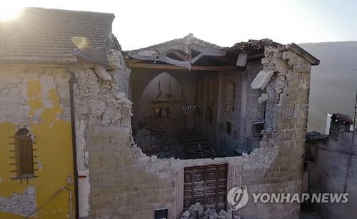 지진으로 큰 피해를 입은 아쿠몰리 성당 [AP=연합뉴스]